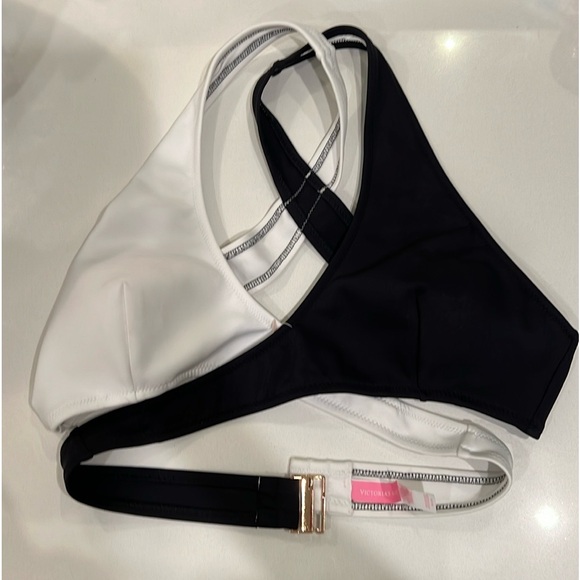 Never Worn Top! “Victoria’s Secret” Chic Bikini Top with Ruffled Bottom! Size M. - Picture 4 of 11